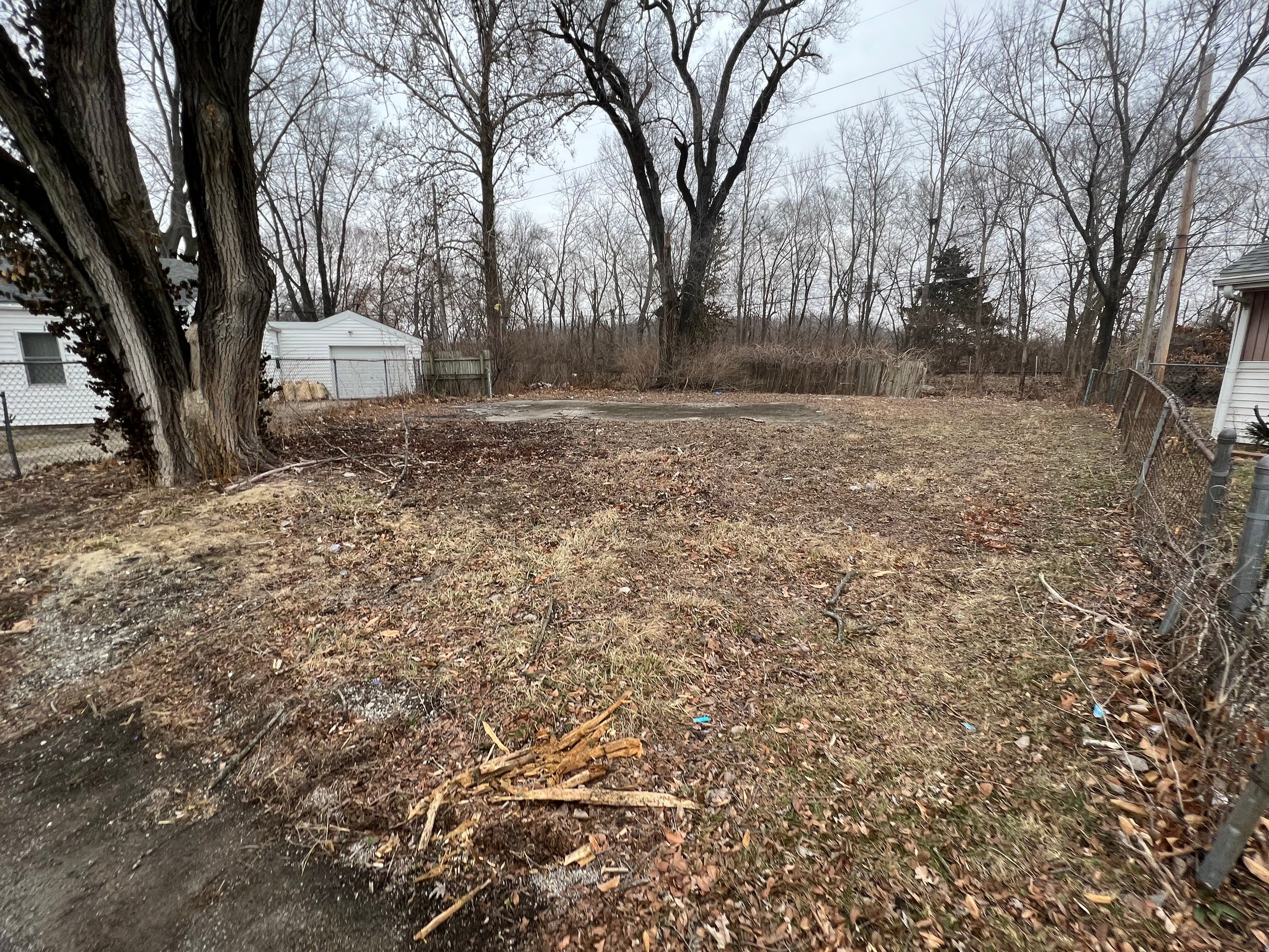 Parking, Garages And Car Spaces For Rent 33 x 80 Unpaved Lot 522049